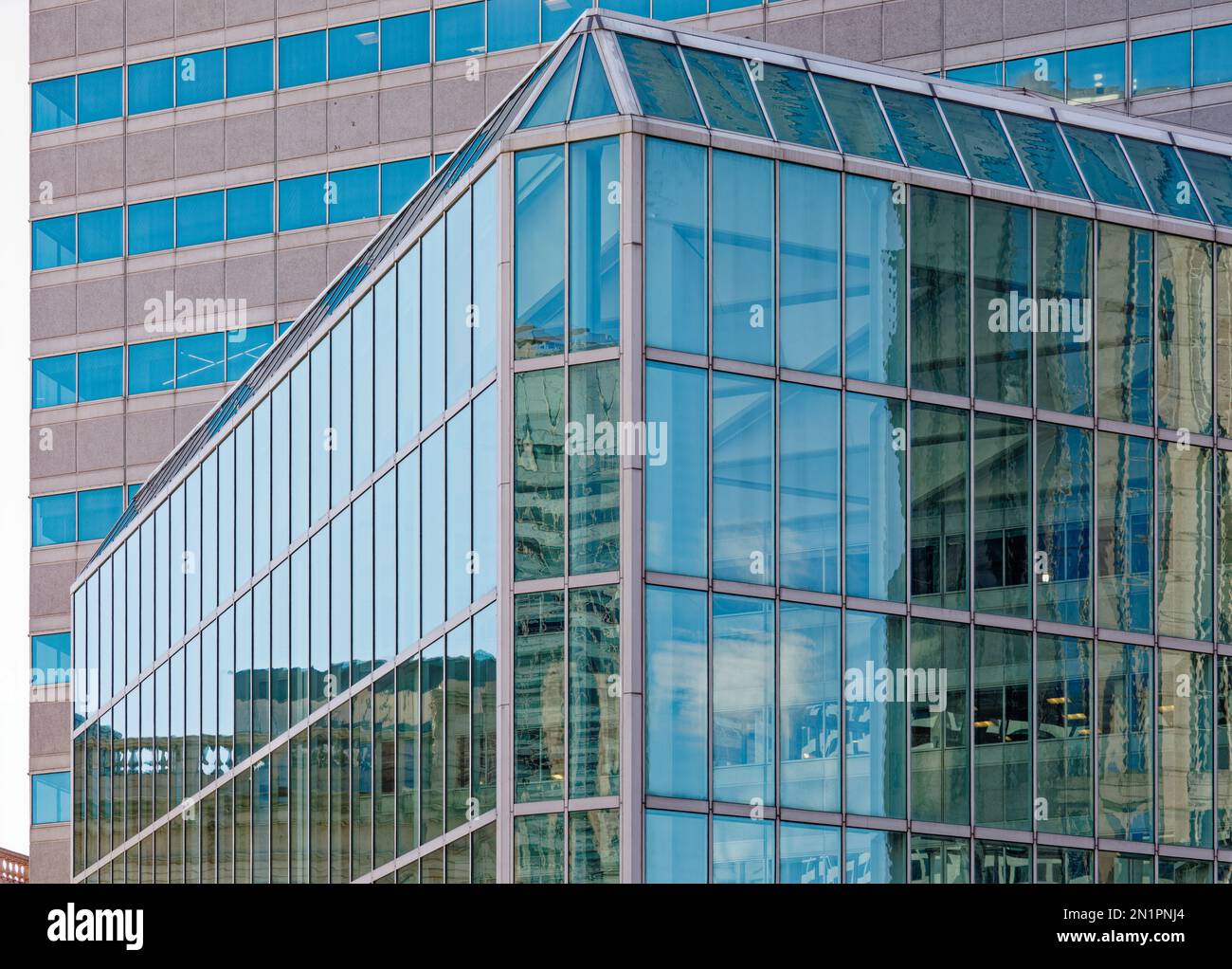 Boston Financial District: 1 Financial Center è un albero esagonale irregolare di vetro e acciaio con un atrio di vetro attaccato, al largo di Dewey Square. Foto Stock