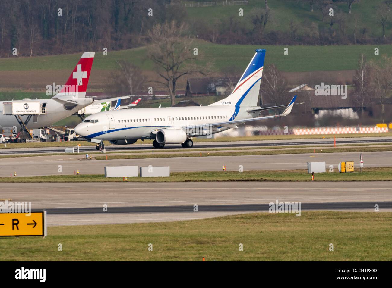 Zurigo (Svizzera), gennaio 20,2023 Corea l'aereo Hyundai Boeing 737-7GE parte dalla pista 28 Foto Stock