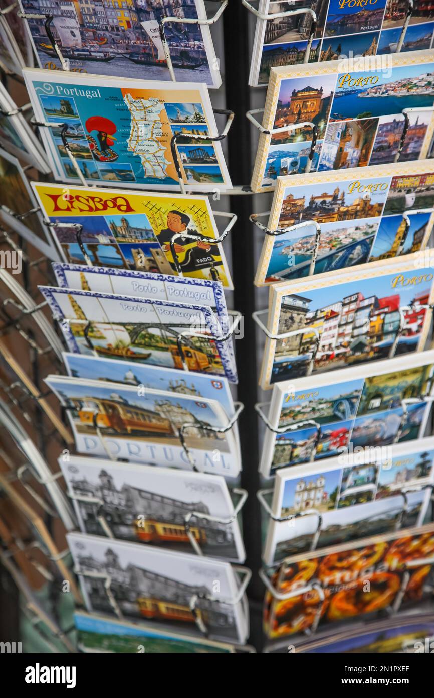 Portogallo, cartoline in vendita in un negozio di souvenir a Porto Foto Stock