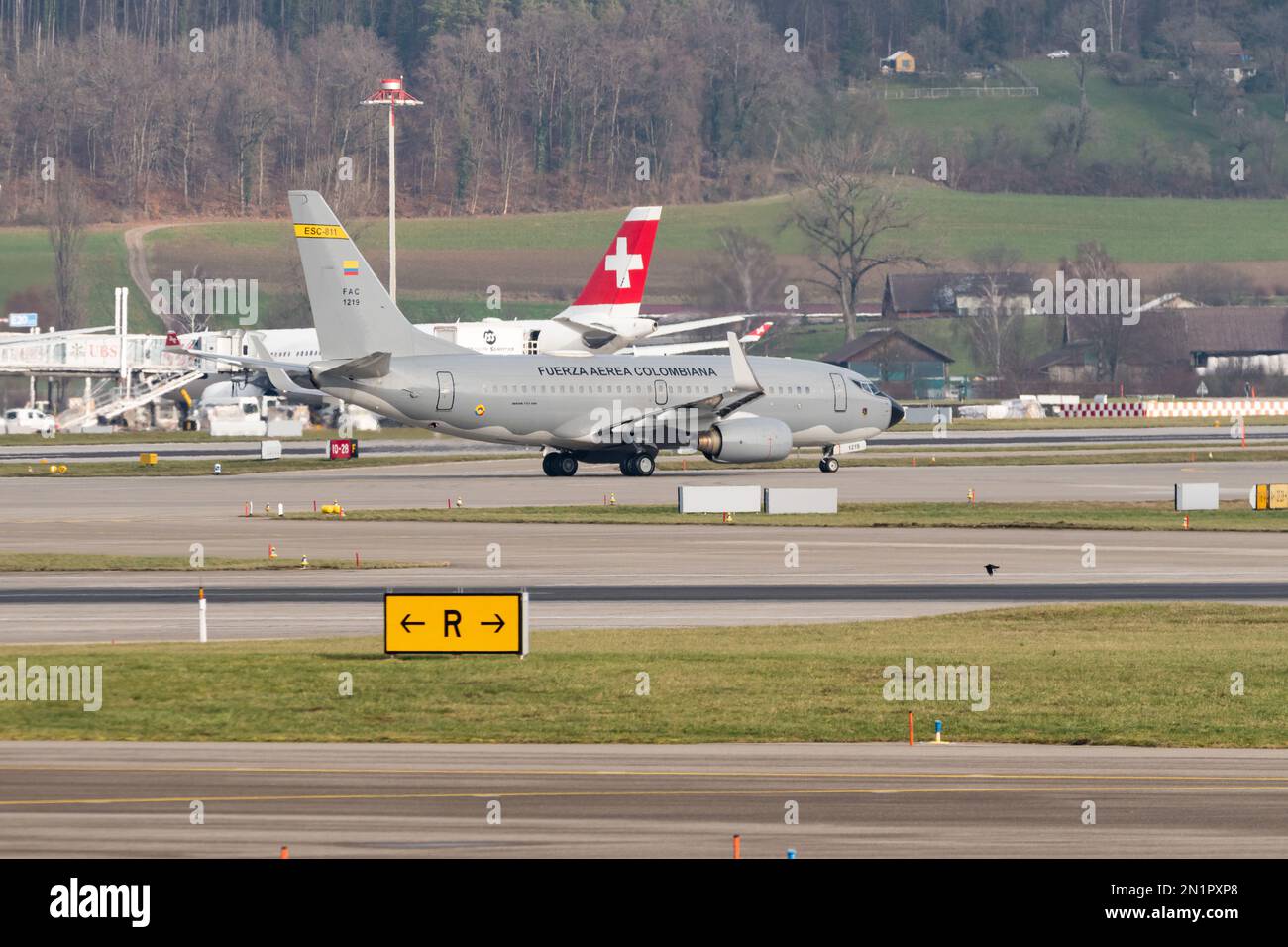 Zurigo, Svizzera, gennaio 20,2023 l'aereo governativo colombiano Boeing 737-700 sta tassando la sua posizione di decollo dopo il forum economico mondiale Foto Stock