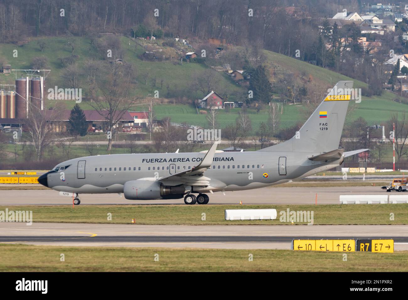 Zurigo, Svizzera, gennaio 20,2023 l'aereo governativo colombiano Boeing 737-700 sta tassando la sua posizione di decollo dopo il forum economico mondiale Foto Stock