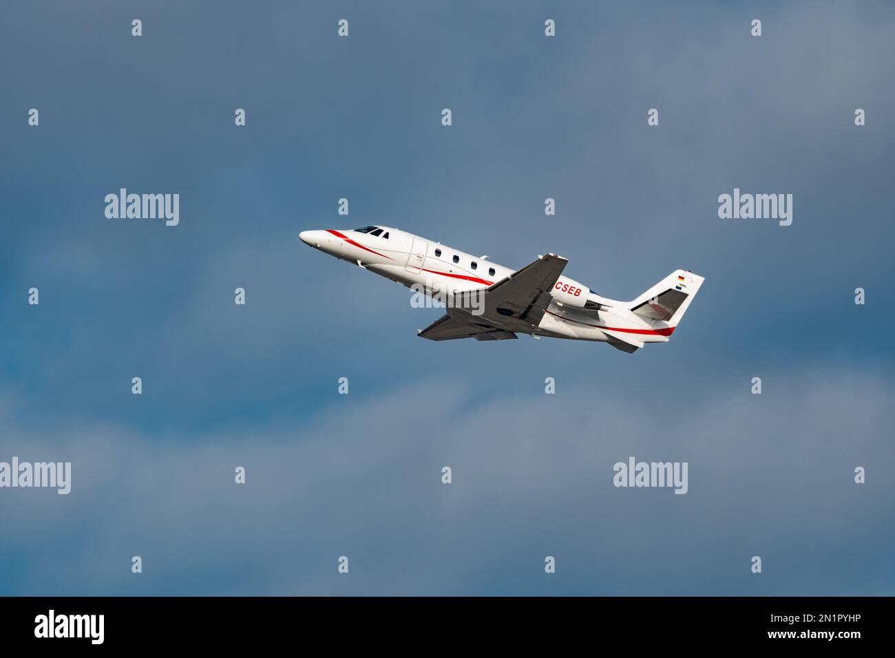 Zurigo, Svizzera, gennaio 20,2023 Cessna 560XL decollo degli aerei commerciali Citation XLS+ dalla pista 28 Foto Stock
