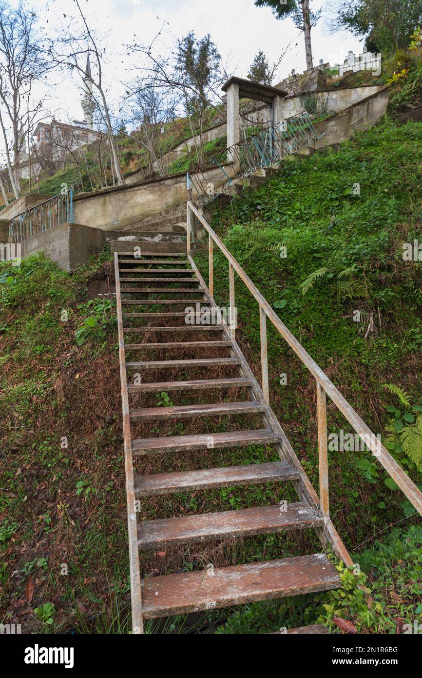 La vecchia scalinata sale al Soguksu Mahallesi Orta Camii. Questa è una moschea a Surmene città, Trabzon, Turchia. Foto verticale Foto Stock