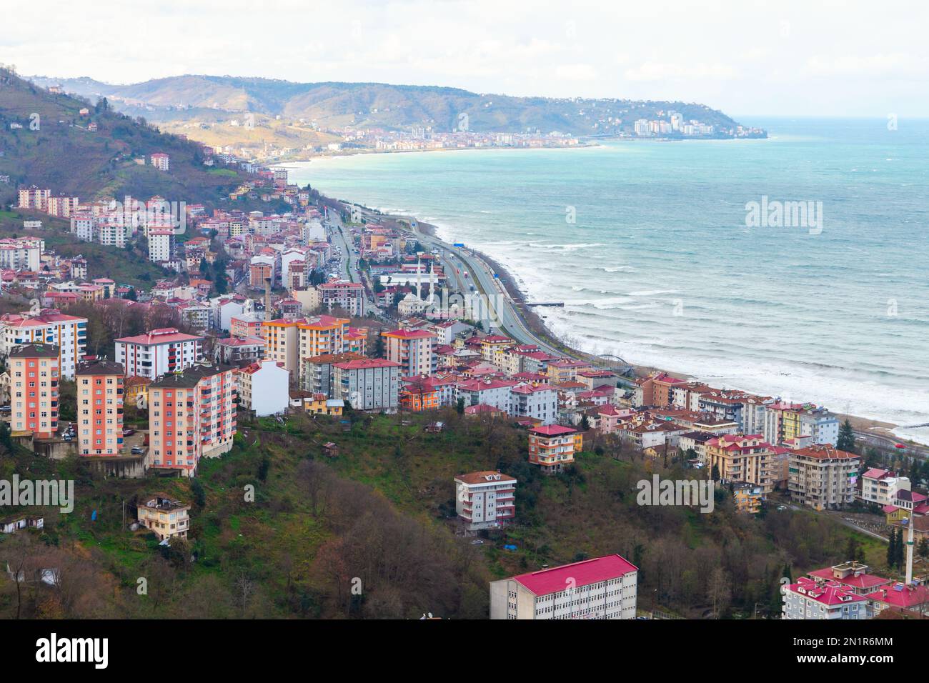 Paesaggio con Surmene città, Trabzon, Turchia. Case residenziali sono sulla costa del Mar Nero di giorno Foto Stock