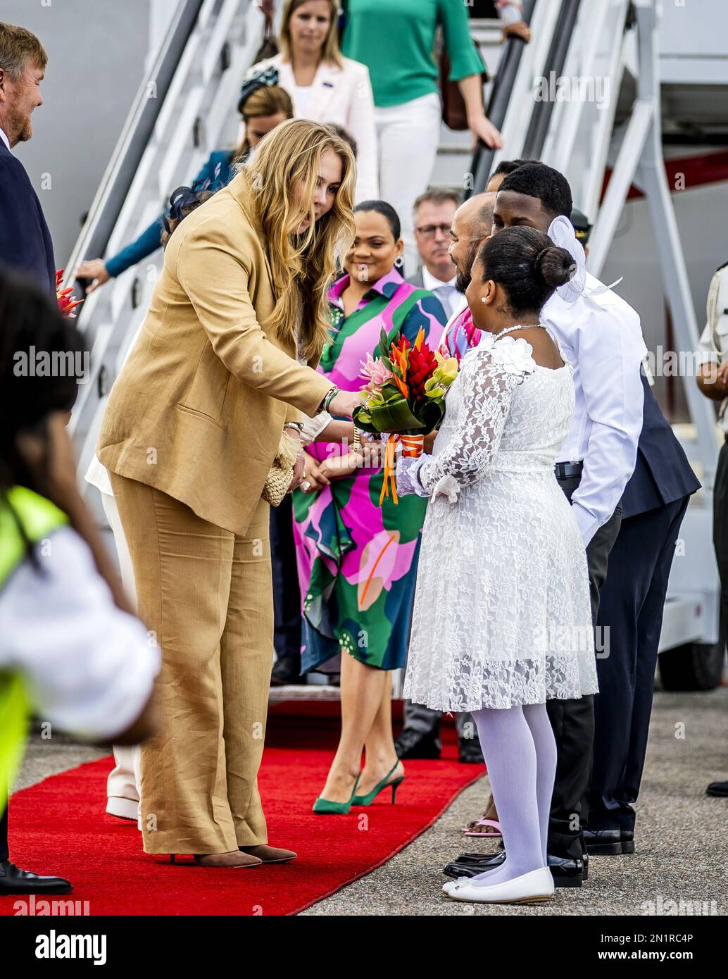 SINT MAARTEN - Re Willem-Alexander, Regina Maxima e Principessa Amalia sono accolti all'Aeroporto Internazionale della Principessa Juliana dal Governatore Ajamu Baly e dal primo Ministro di Sint Maarten. La Principessa della Corona ha un'introduzione di due settimane ai paesi di Aruba, Curacao e Sint Maarten e alle isole che formano i Caraibi Paesi Bassi: Bonaire, Sint Eustatius e Saba. Il primo giorno della visita a Sint Maarten è dedicato, tra l'altro, alla ricostruzione del paese dopo la devastazione dell'uragano Irma nel settembre 2017. ANP REMKO DE WAAL olanda fuori - belgio fuori Foto Stock