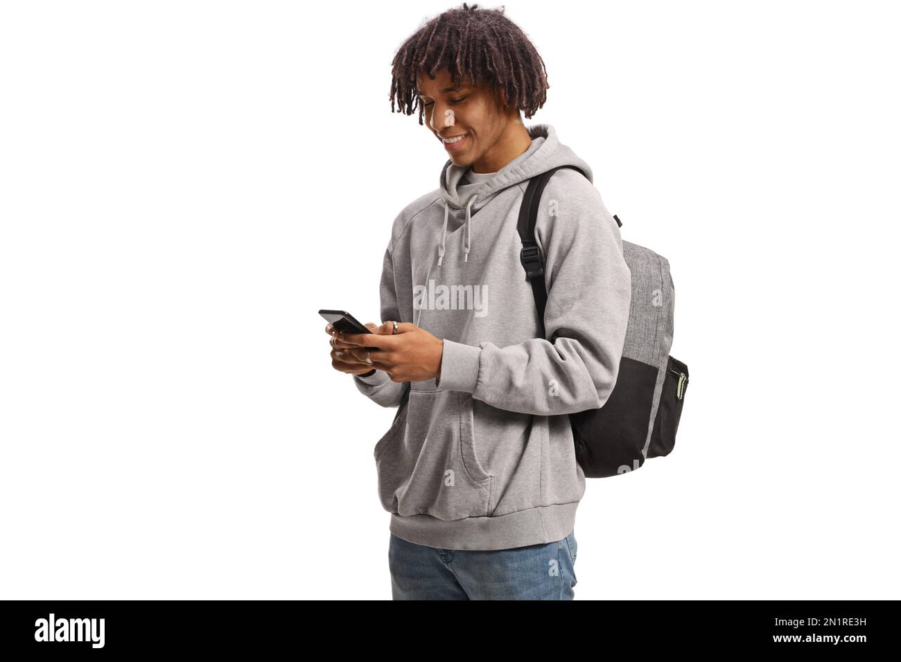 Felice afro americano studente maschio utilizzando uno smartphone isolato su sfondo bianco Foto Stock
