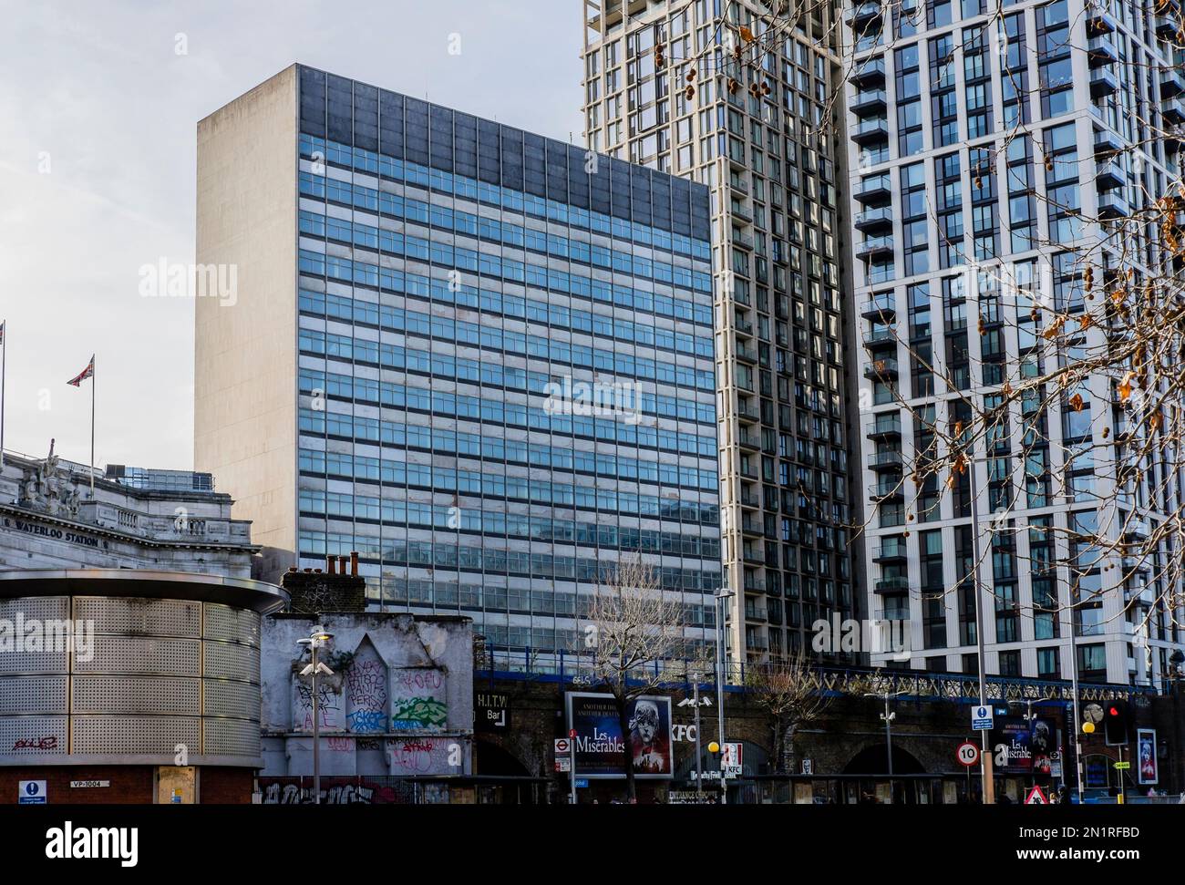 L'edificio della Torre accanto alla stazione di Waterloo, insieme agli edifici di Elizabeth House sulla York Road, sono in programma per la demolizione e la riqualificazione di Londra. Foto Stock