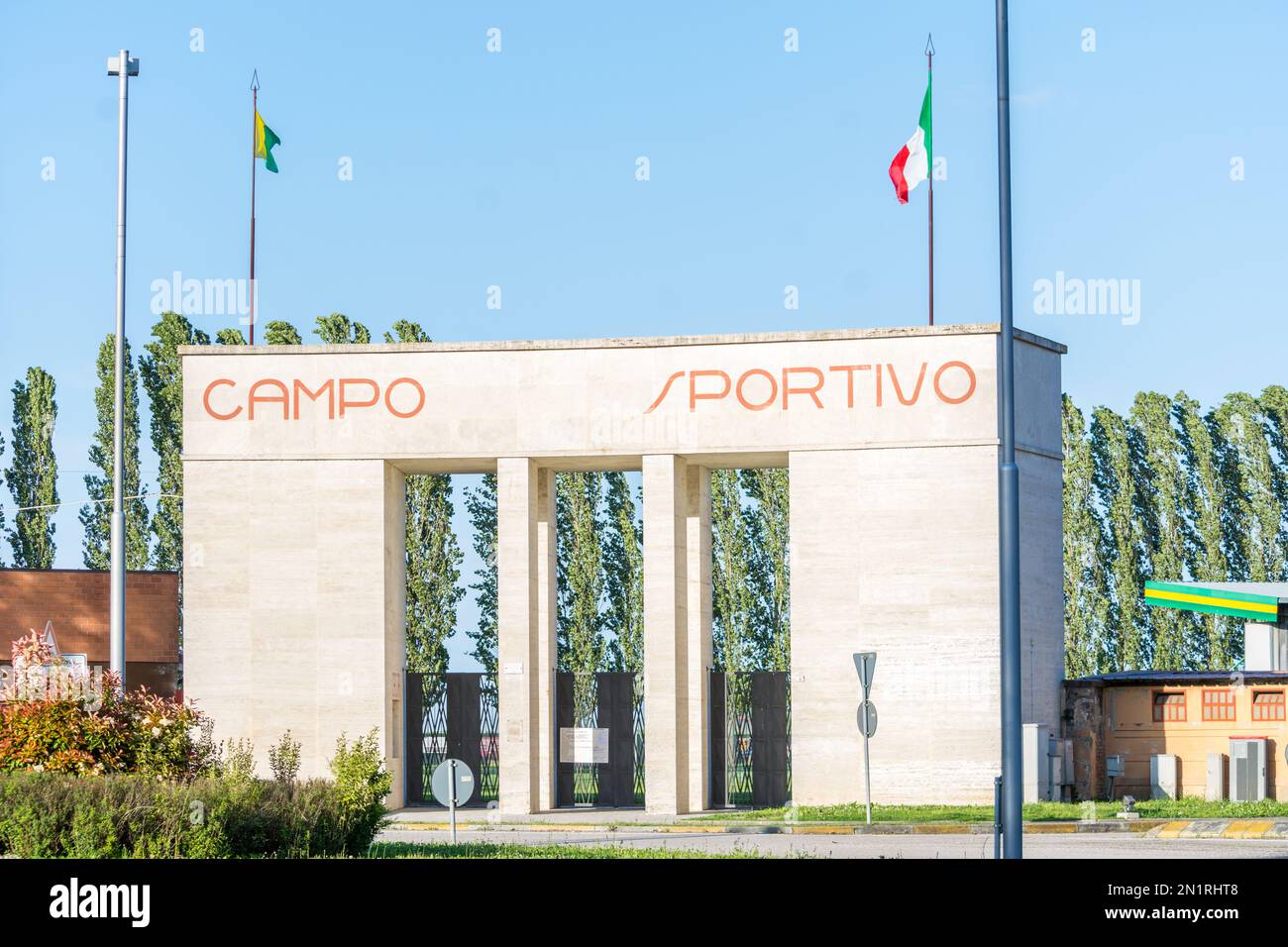 Tresigallo,Italia-2 maggio 2021:passeggiati tra gli edifici storici di Tresigallo in una giornata nuvolosa Foto Stock