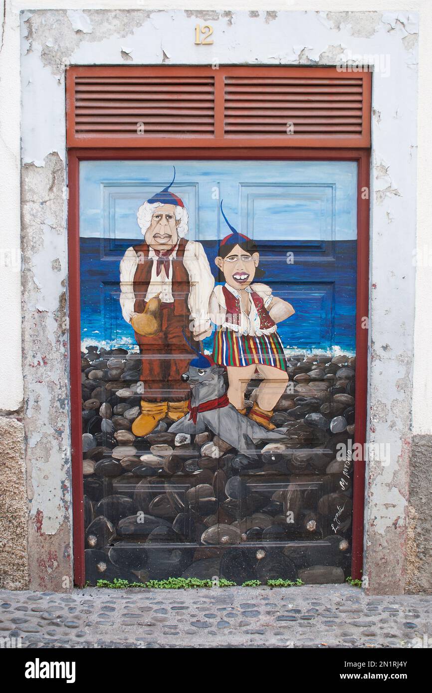 Le porte dipinte di Rua de Santa Maria illuminano una delle strade più antiche di Funchal. Si possono trovare oltre 200 porte, ognuna dipinta con un design diverso Foto Stock