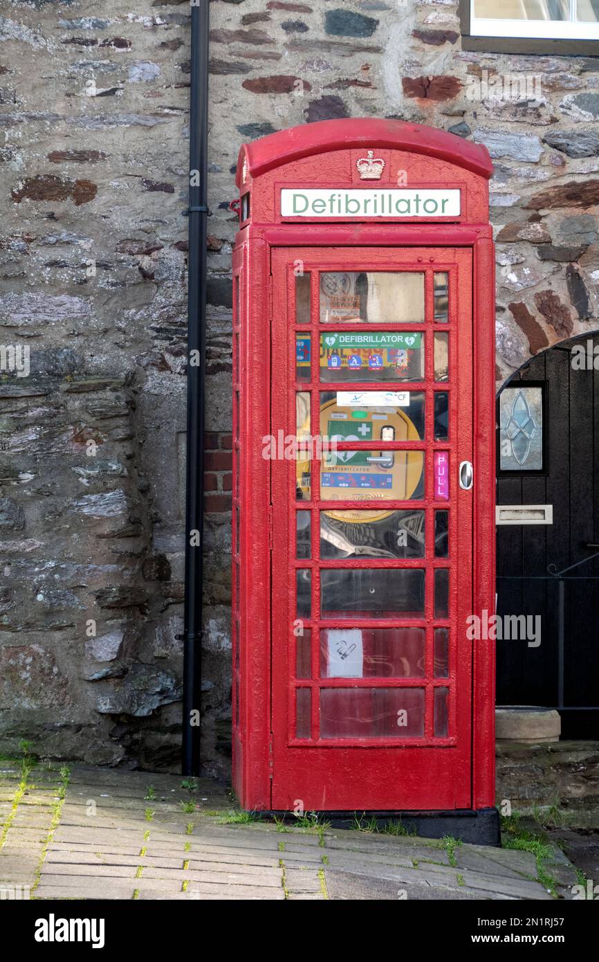 Un defibrillatore cardiaco per uso di emergenza situato in una nuova cassetta telefonica K6 a Dartmouth Devon, Regno Unito. Fornito dalla Community Heartbeat Trust Foto Stock