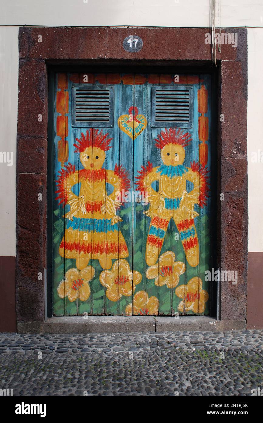 Le porte dipinte di Rua de Santa Maria illuminano una delle strade più antiche di Funchal. Si possono trovare oltre 200 porte, ognuna dipinta con un design diverso Foto Stock