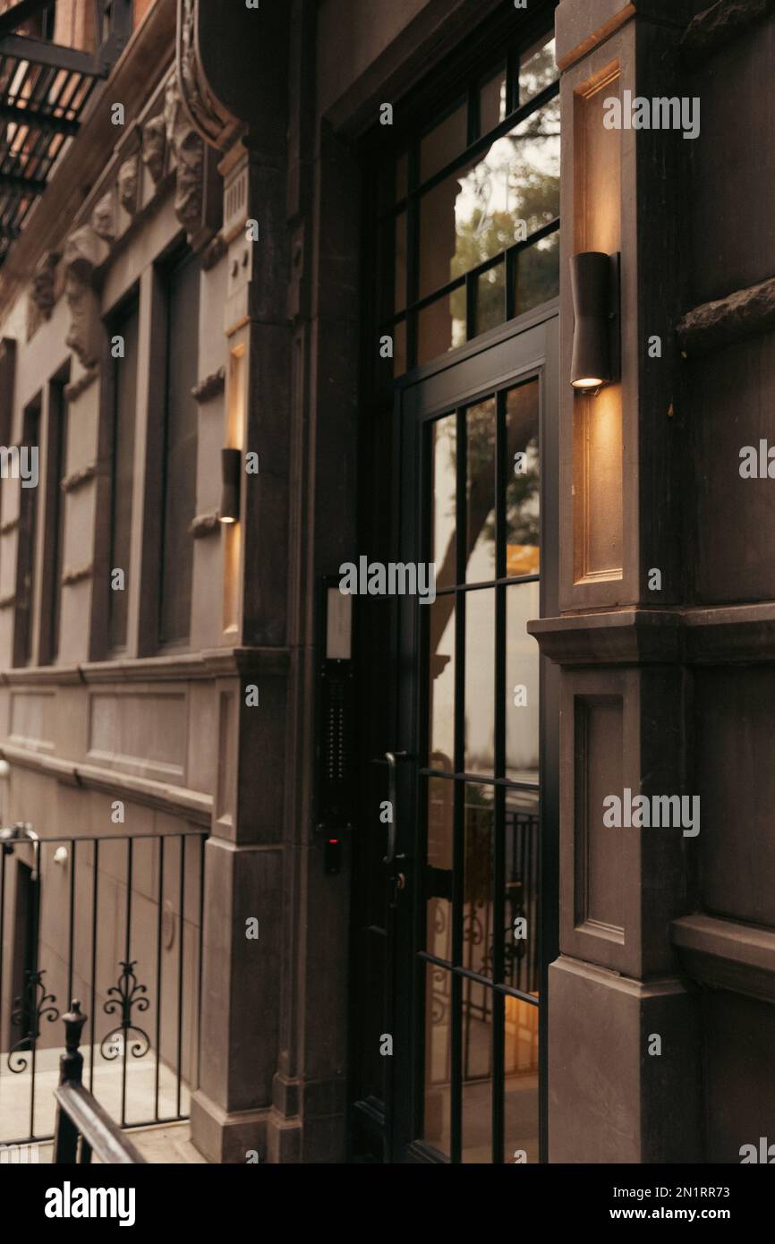 Edificio grigio con lampade vicino alla porta di vetro nel quartiere Brooklyn Heights di New York City, immagine stock Foto Stock