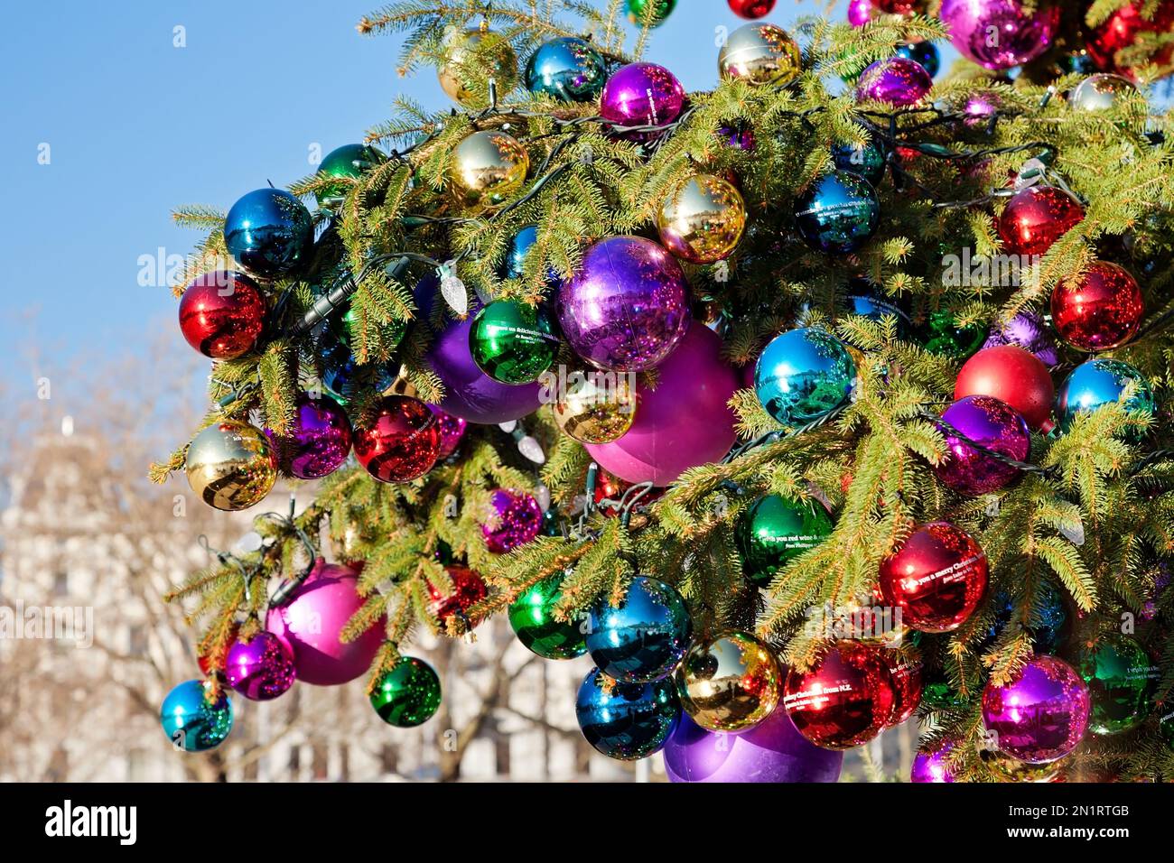 Coloratissimi ornamenti natalizi su un gigantesco albero di Natale in Saechselaeutenplatz, fuori dal Teatro dell'Opera di Zurigo, Svizzera Foto Stock