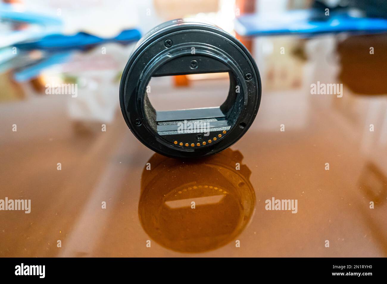 Due tubi di prolunga separati per la fotografia macro. Tubi di prolunga Macro in metallo su fondo in vetro Foto Stock