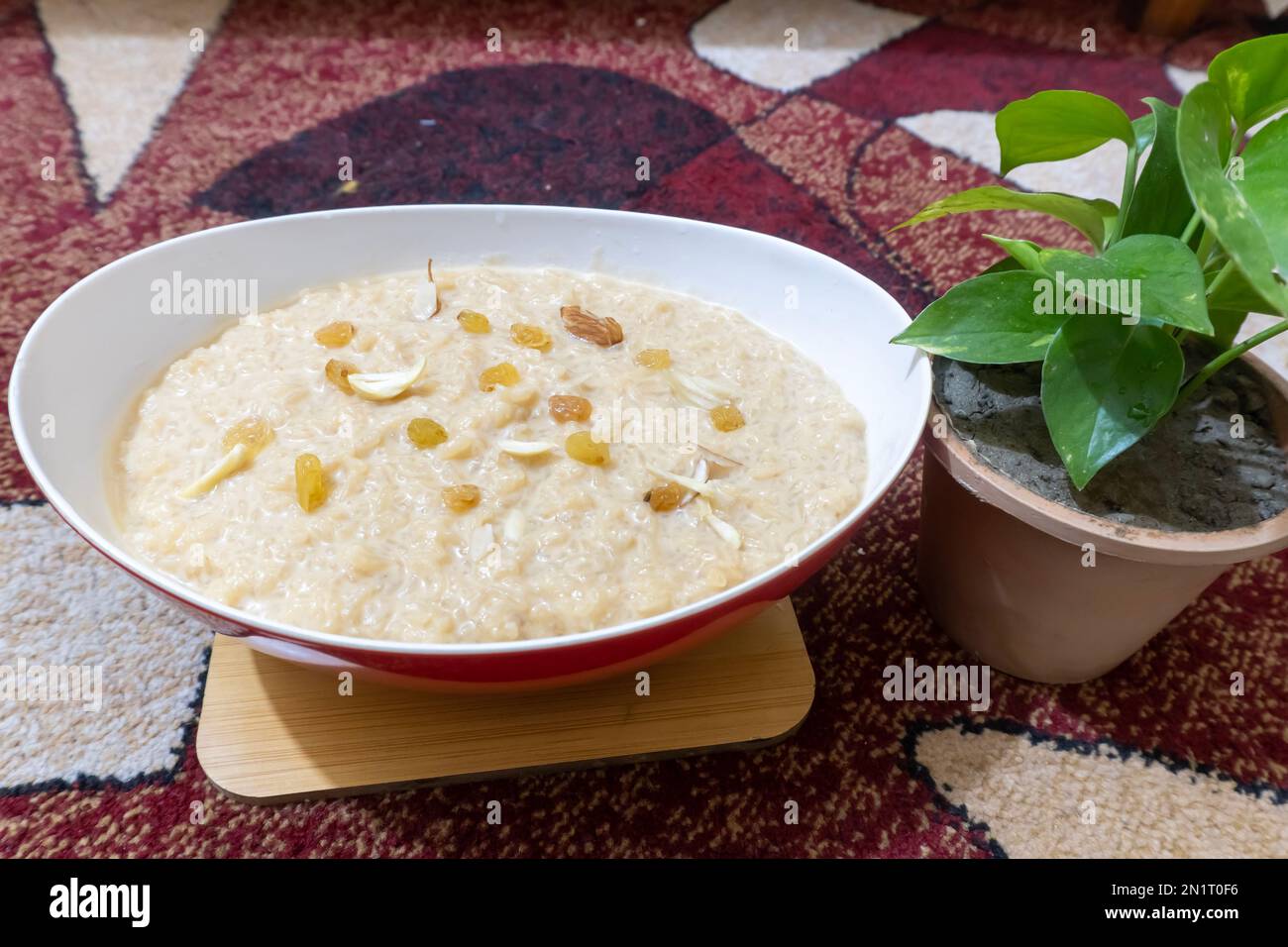 I Bangladesi e gli indiani amano questo cibo. Ciotole di kheer delizioso. Foto Stock