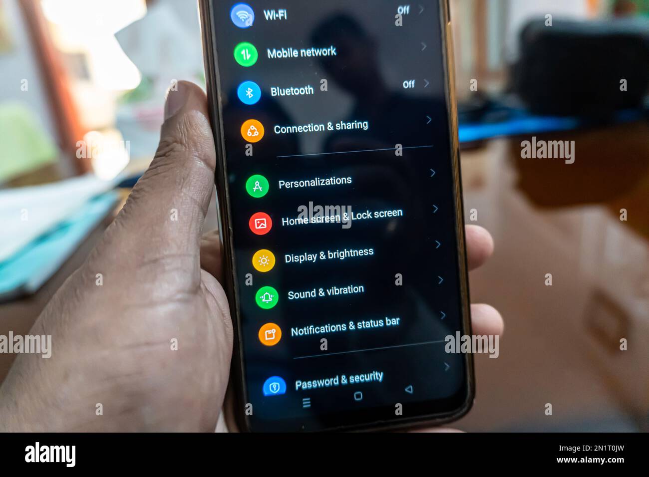premere la mano smart home con lo schermo dello smartphone, primo piano. Foto Stock