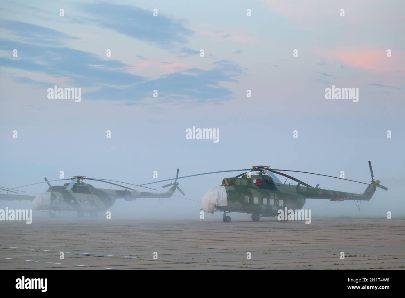 Elicotteri militari MI-8 presso il campo d'aviazione al mattino presto prima dell'alba Foto Stock