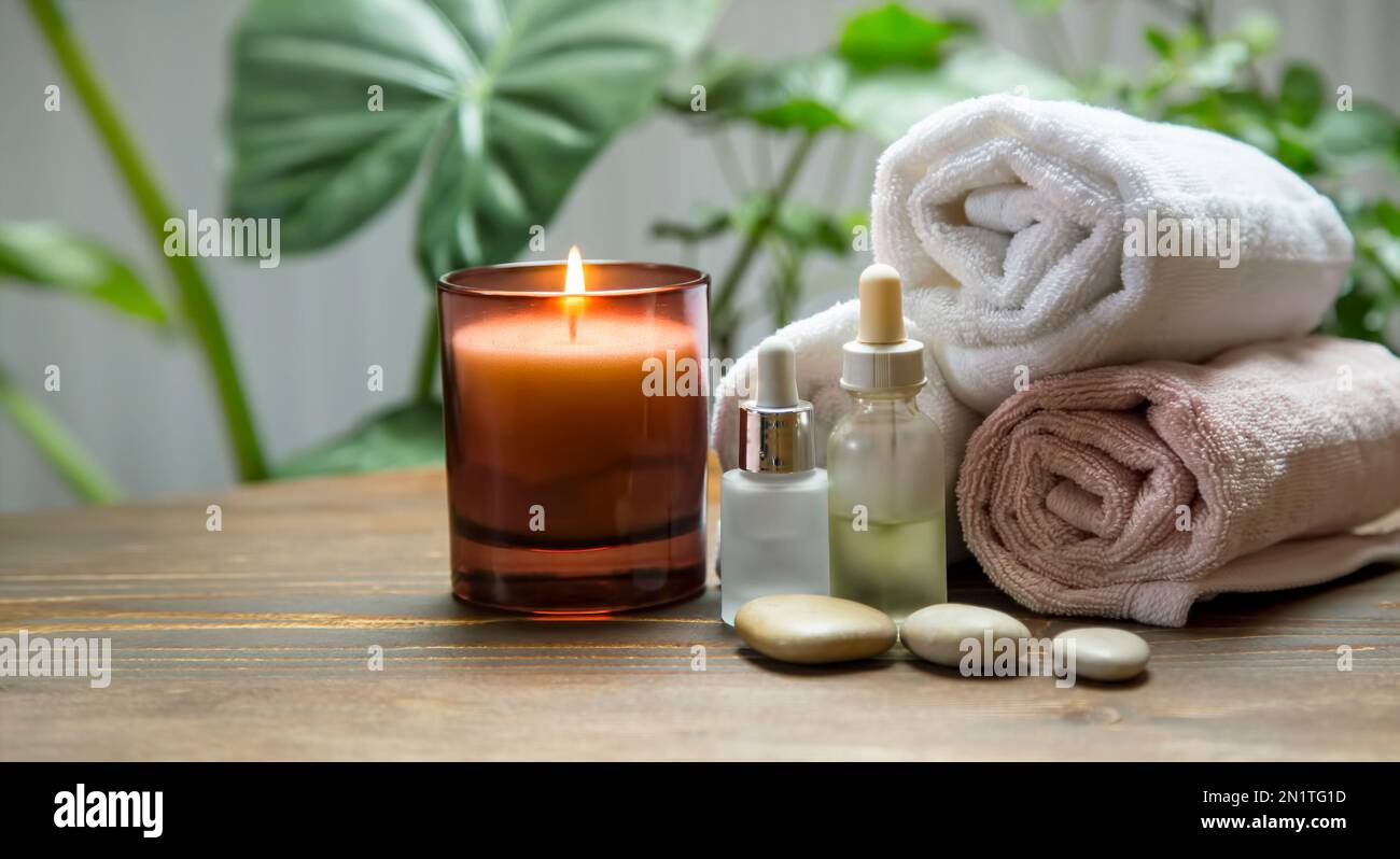 Ambiente termale e benessere con candele profumate, oli per massaggi e  asciugamani, rilassante vita termale Foto stock - Alamy