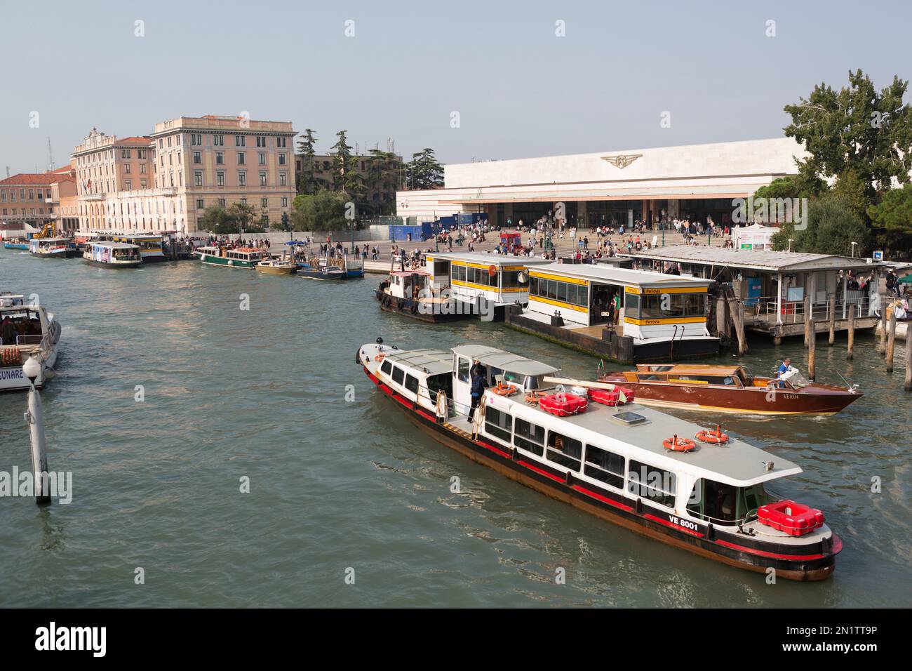 Italia, Venezia, taxi d'acqua vicino alla stazione ferroviaria sul Canal Grande. Foto Stock