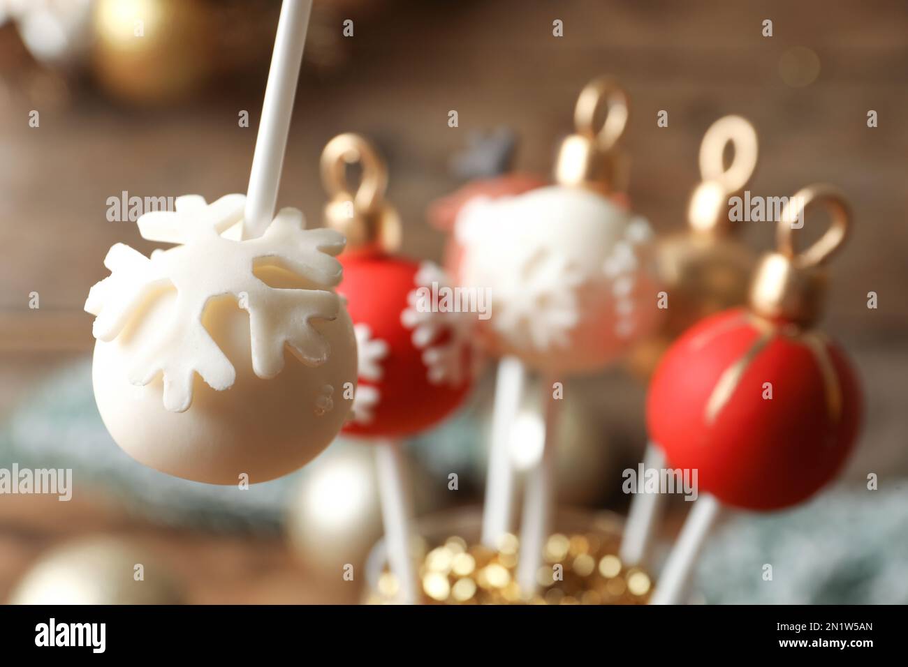 Deliziosa torta palla Natale pop su sfondo sfocato, primo piano Foto Stock