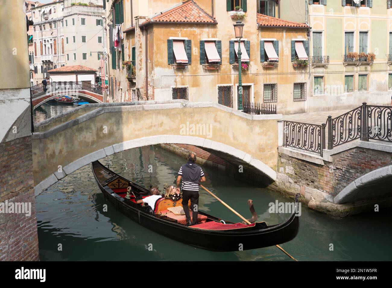 L'Italia, Venezia e in gondola lungo il Rio della Fava vicino al Ponte dei Sospiri. Foto Stock