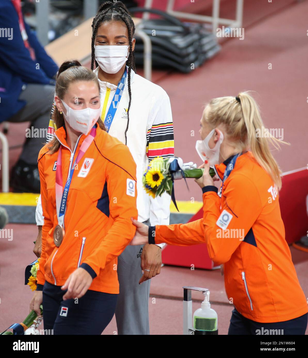 06 AGOSTO 2021 - Tokyo, Giappone: Anouk VETTER dei Paesi Bassi, Nafissatou THIAM del Belgio, ed Emma OOOSTERWEGEL dei Paesi Bassi sono i medagliatori dell'AT Foto Stock