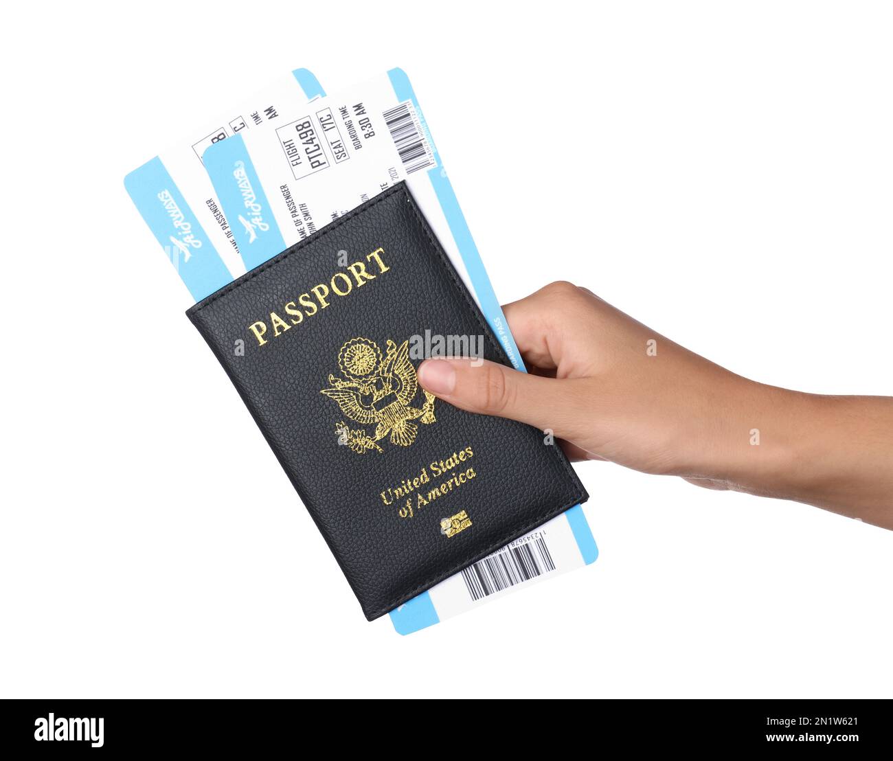 Donna in possesso di passaporto con biglietti su sfondo bianco, primo piano. Concetto di agenzia di viaggi Foto Stock