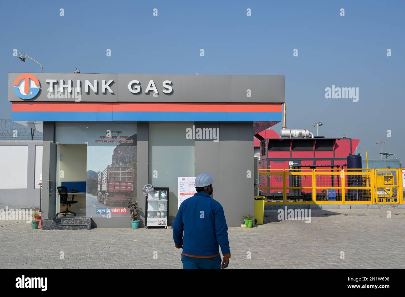 INDIA, Punjab, Think gas CNG compresso gas naturale stazione di carburante / INDIEN, Think gas Tankstelle für CNG komprimiertes Erdgas, Methangas Foto Stock