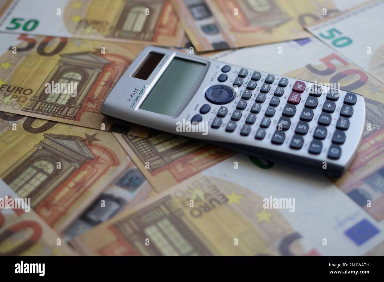il calcolatore si trova su 50 banconote in euro Foto Stock