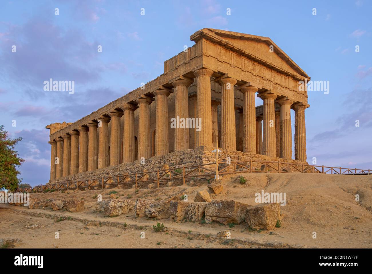 Valle dei Templi; il tempio di Concordia al tramonto in un giorno d'estate. Agrigento, Sicilia, Italia Foto Stock