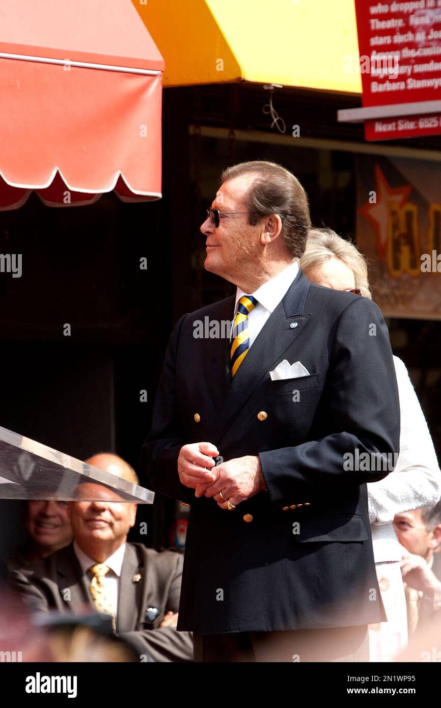 Roger Moore, la star del film di James Bond, ha fatto un'immagine su Hollywood Boulevard, Los Angeles, USA, e ha fatto la sua stella sulla passeggiata della fama. Foto Stock