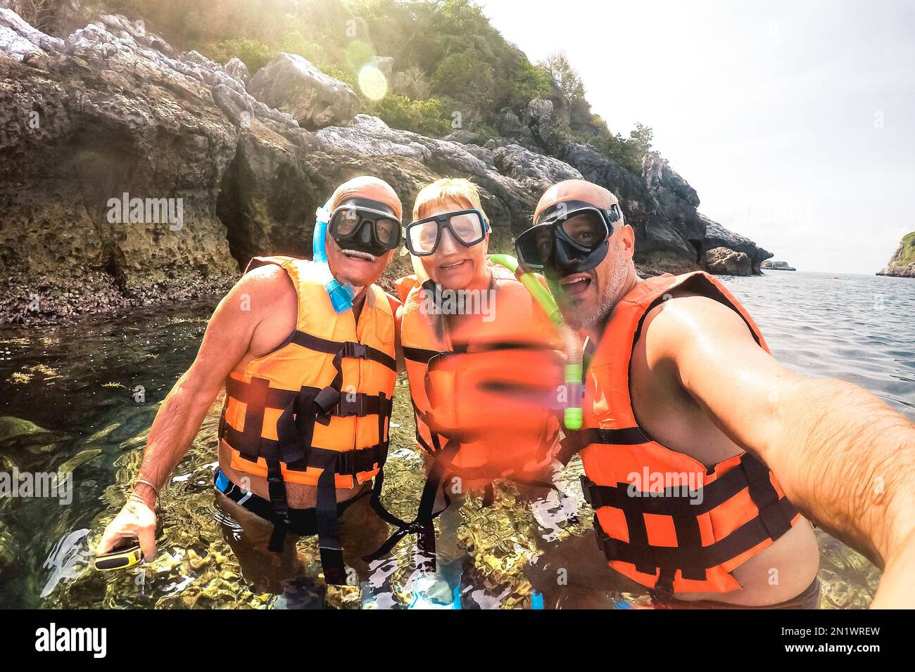 Madre anziana e padre con figlio che prendono selfie all'escursione di snorkeling in Thailandia - viaggio avventuroso nel sud-est asiatico - concetto di stile di vita familiare Foto Stock