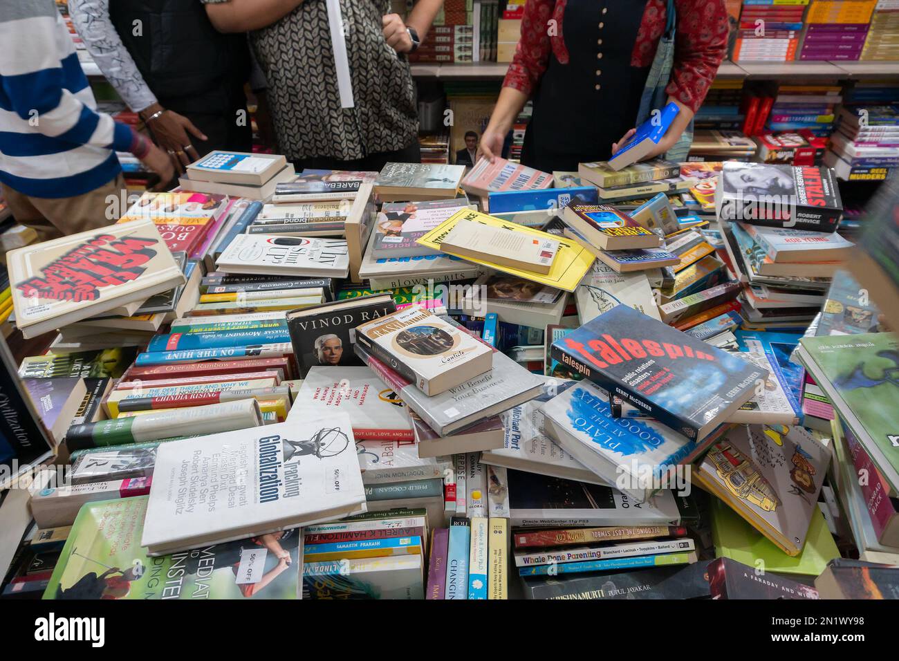 Calcutta, Bengala Occidentale, India - 2 febbraio 2020 : libri in mostra. Gli amanti del libro di tutte le età, uomini e donne, sono alla ricerca dei loro libri preferiti. Foto Stock