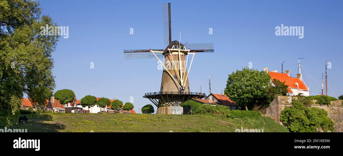 18th ° secolo olandese mulino a vento in pietra Den Haas nella città Zierikzee, Schouwen-Duiveland, Zeeland, Paesi Bassi Foto Stock