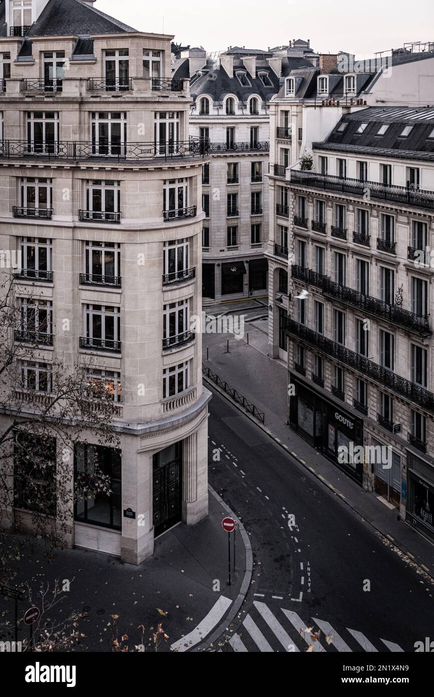 Architettura classica del Barone von Haussmann in una foto sbiadita che appare classica e senza tempo. Foto Stock