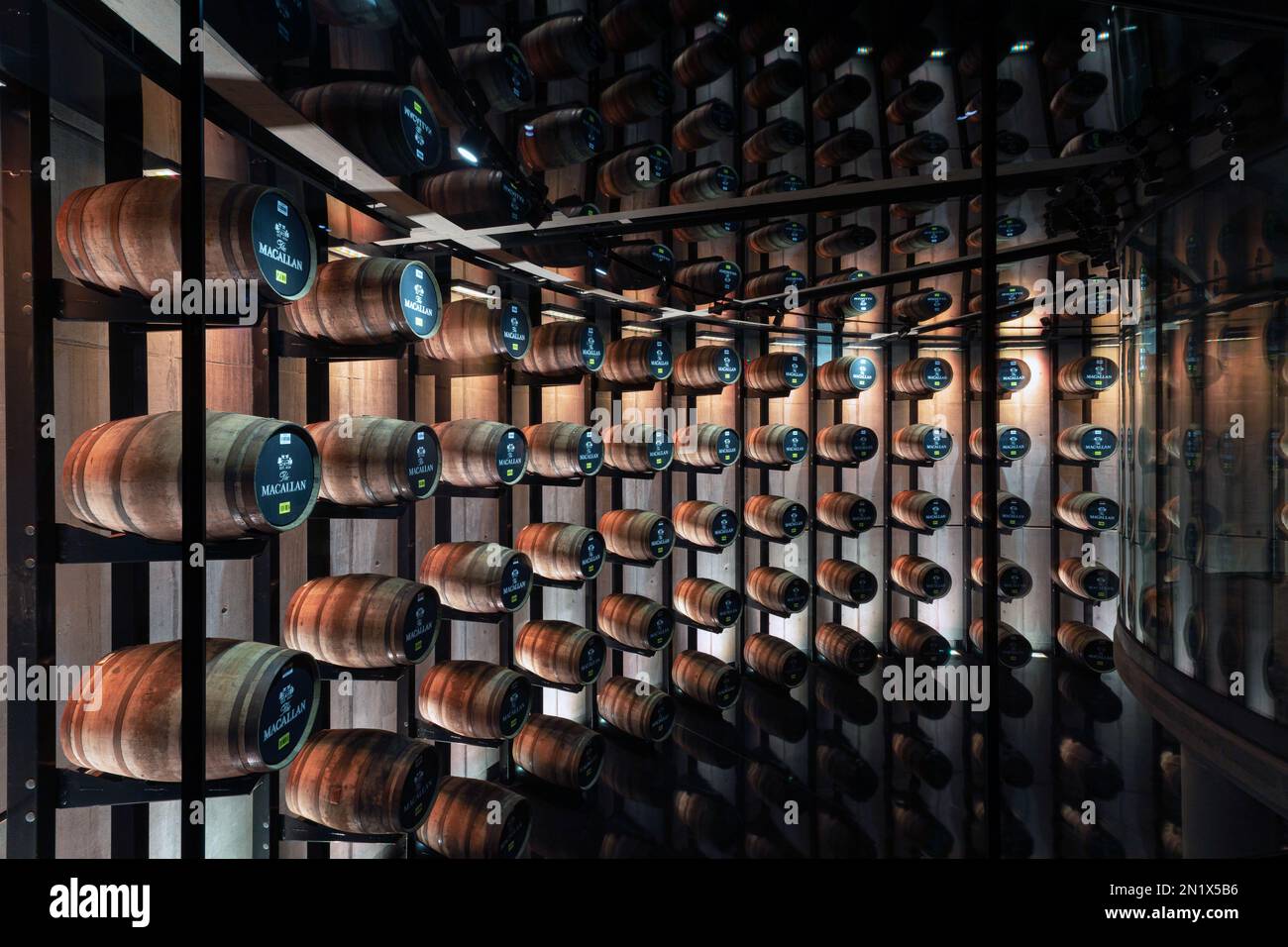 Barili di whisky in mostra nella nuova distilleria Macallan e Visitor Experience a Speyside Foto Stock