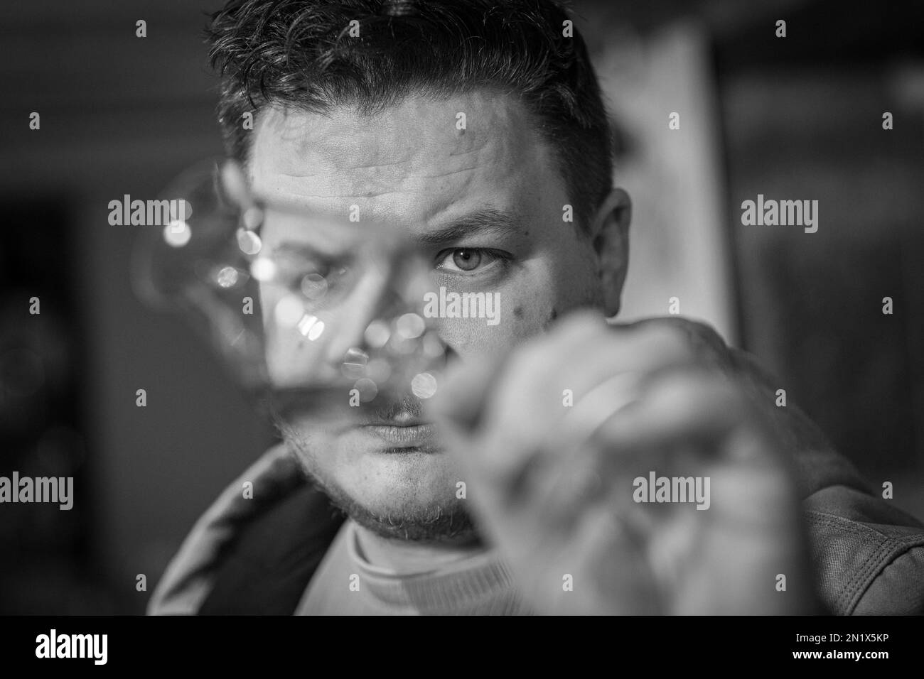 Un uomo assaggia il whisky scozzese presso la distilleria Holyrood di Edimburgo, Scozia Foto Stock