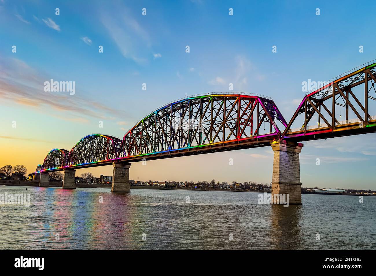 Big Four Bridge sul fiume Ohio al Waterfront Park tra Louisville, Kentucky e Jeffersonville, Indiana durante il tramonto Foto Stock