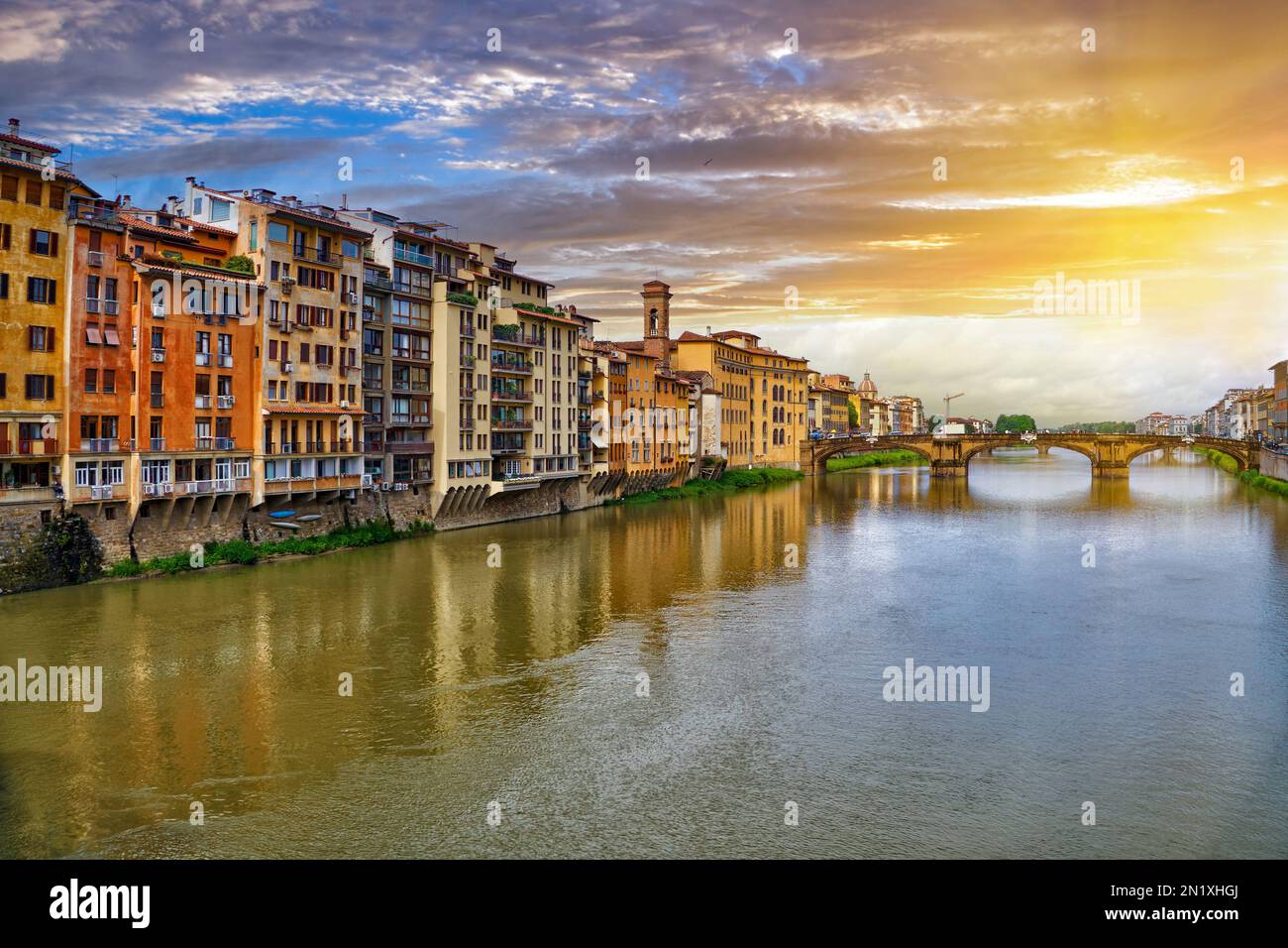 Panorama panoramico al tramonto sul fiume Arno, il Ponte della Trinità e le antiche case colorate lungo il fiume nella città di Firenze, Toscana, Italia Foto Stock