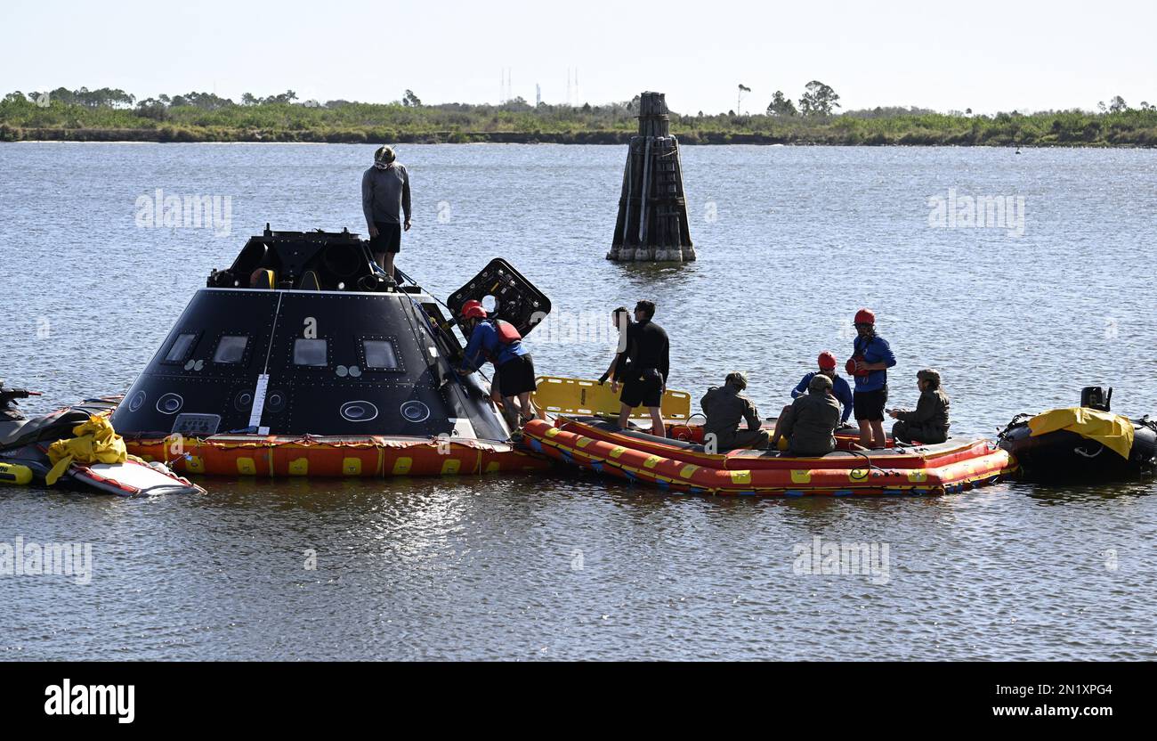 Le squadre della NASA e del Dipartimento della Difesa conducono una formazione per il recupero con un articolo di prova della navicella spaziale Orion nel bacino di tornitura al Kennedy Space Center, Florida, lunedì 6 febbraio 2023. Foto di Joe Marino/UPI Credit: UPI/Alamy Live News Foto Stock