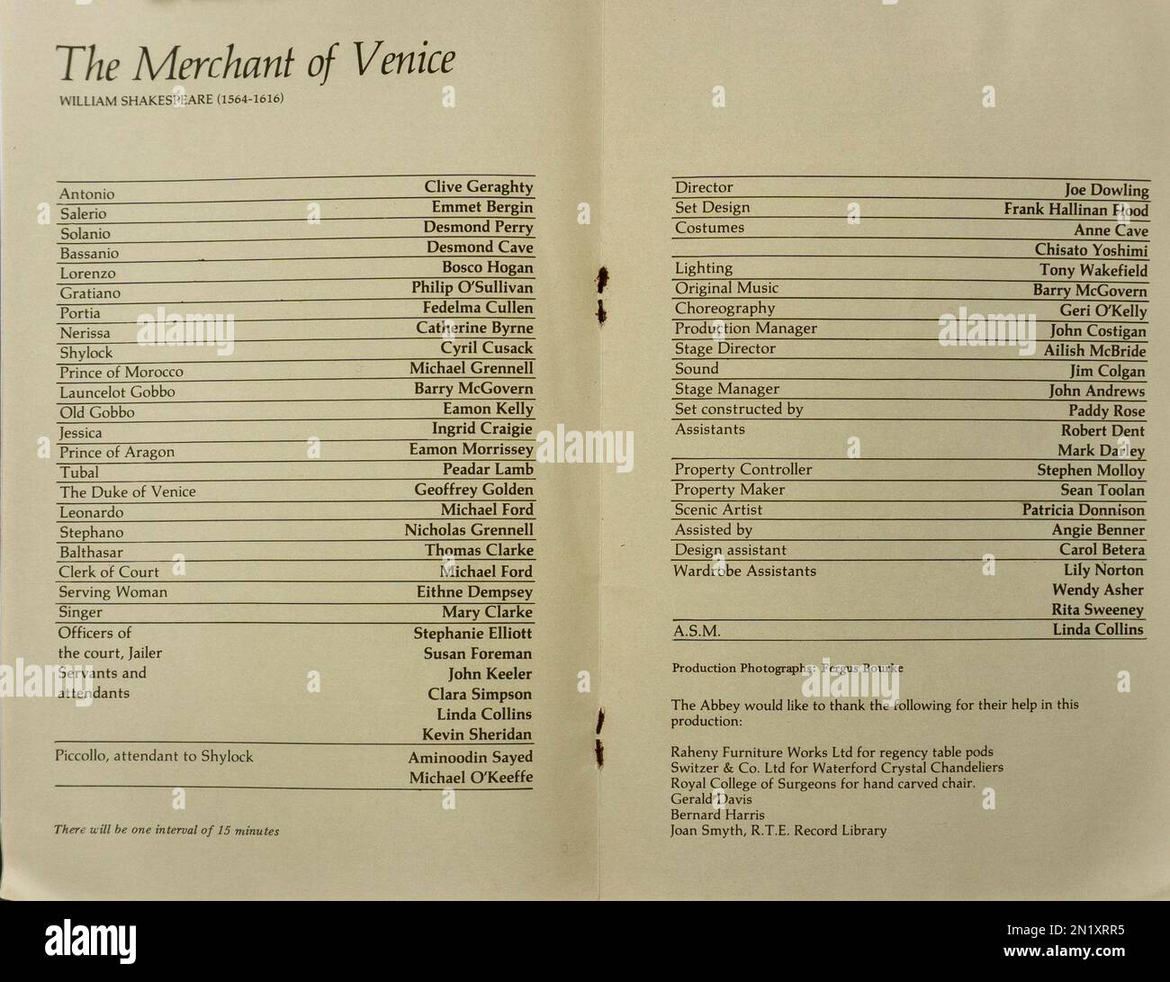 La cast list per la produzione 1984 del mercante di Venezia, di William Shakespeare, presso l'Abbey Theatre di Dublino, Irlanda. Direttore Joe Dowling. Foto Stock