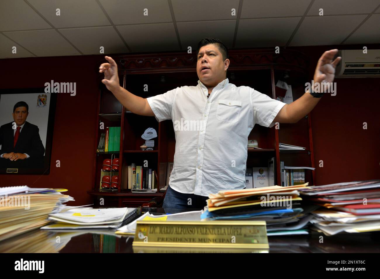 In this July 20, 2015 photo, Mayor Mario Valenzuela speaks during an interview in Badiraguato, Mexico. “I don’t see a single building producing jobs, a single piece of public works, a soccer field, a sewer, a school, water systems, a clinic or hospital, not a single one that you can say was built by drug traffickers or their money,” Valenzuela said about his the small mountain town that is part of drug lord Joaquin “El Chapo” Guzman's rags-to-crime riches mythology. (AP Photo/Fernando Brito) Foto Stock