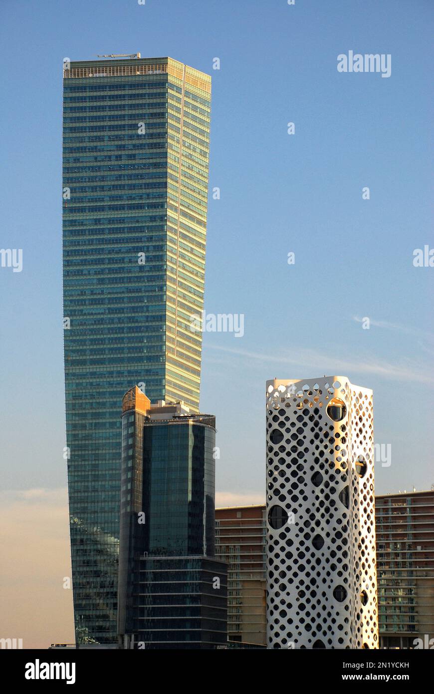 O14 è una torre commerciale a 22 piani, conosciuta anche come Swiss Cheese in Business Bay, Dubai, Emirati Arabi Uniti. Ha vinto anche il premio nazionale d'onore 2010 ACEC Foto Stock