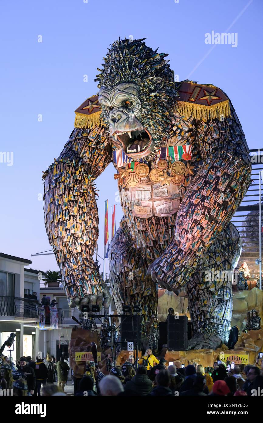 VIAREGGIO, ITALIA: 04 febbraio 2022: La sfilata di carnevale galleggia sulle strade di Viareggio, Italia. Carnevale di Viareggio edizione 150th Foto Stock