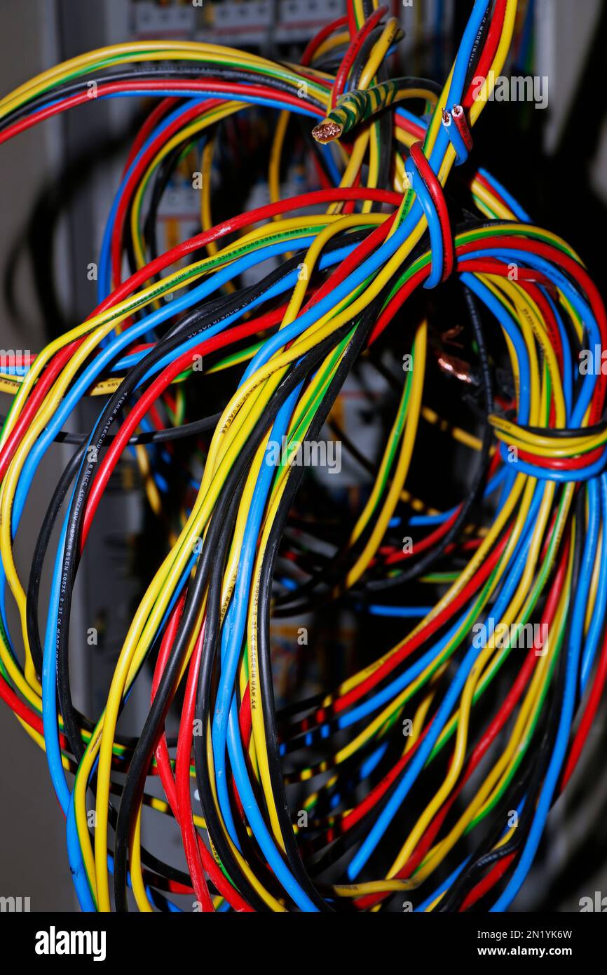 cavo elettrico con codice multicolore in un sito di lavoro Foto Stock