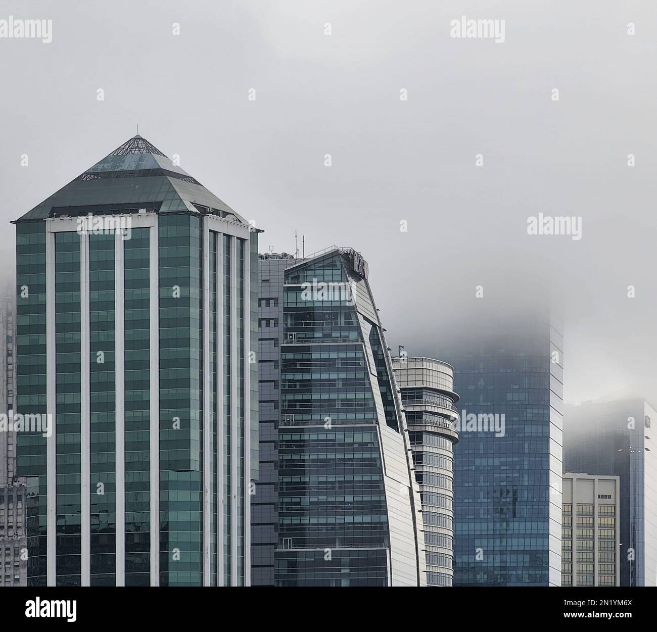 skyline di buenos aires, edifici moderni con tempo nebbia Foto Stock