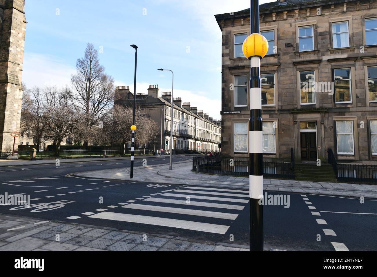 Edimburgo Scozia, Regno Unito 06 febbraio 2023. Vista generale della pista ciclabile a Grosvenor Crescent, parte del CCWEL City Centre West to East link tra Roseburn Terrace e York Place. .credit sst/alamy notizie dal vivo Foto Stock