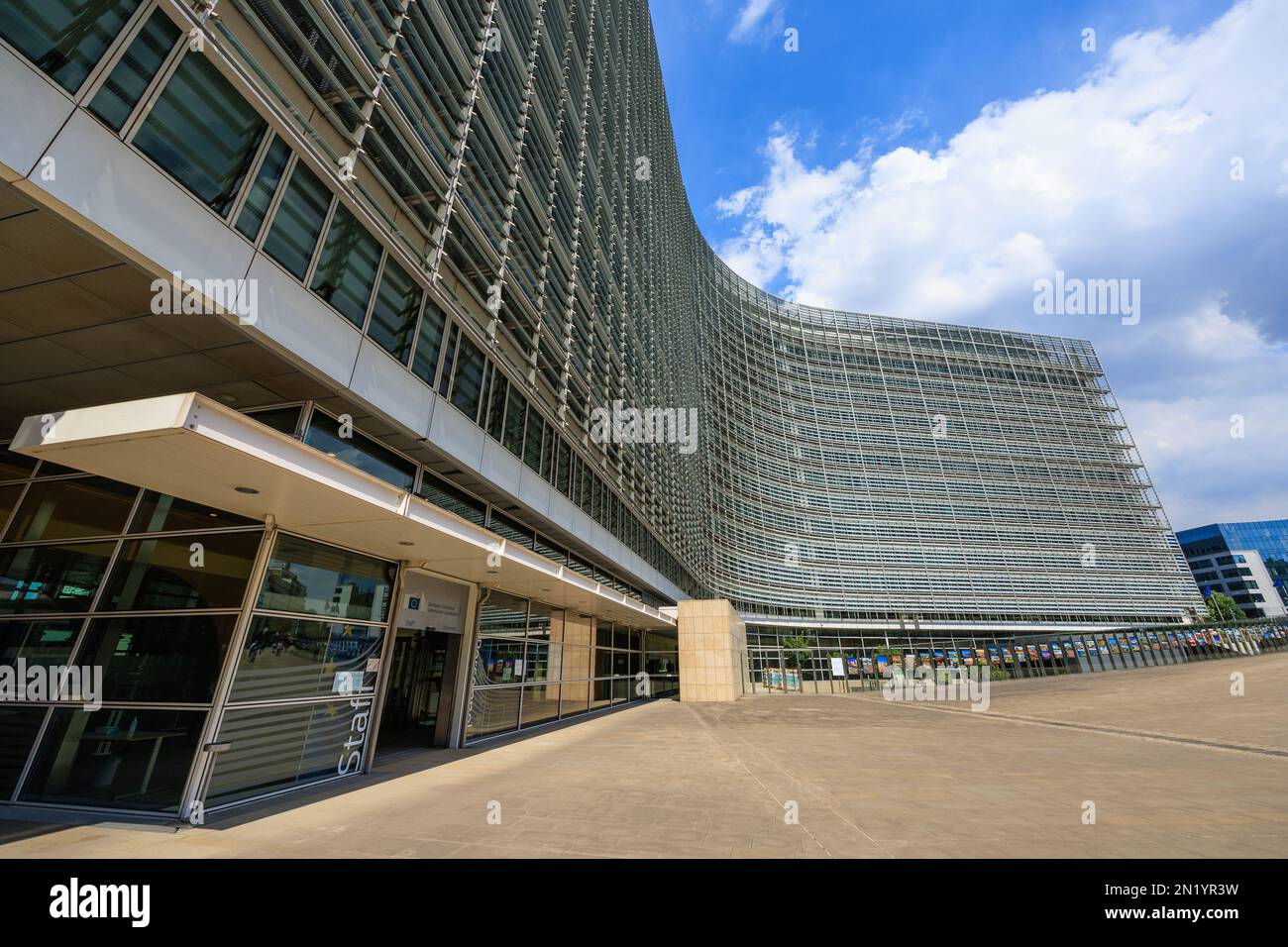 Bandiere europee di fronte all'edificio Berlaymont, sede della Commissione europea a Bruxelles, Belgio Foto Stock