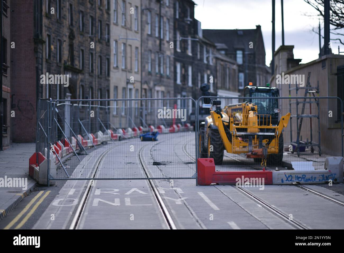 Edimburgo Scozia, Regno Unito 06 febbraio 2023. Vista generale della linea del tram su Constitution Street che è in costruzione.Credit sst/alamy live news Foto Stock