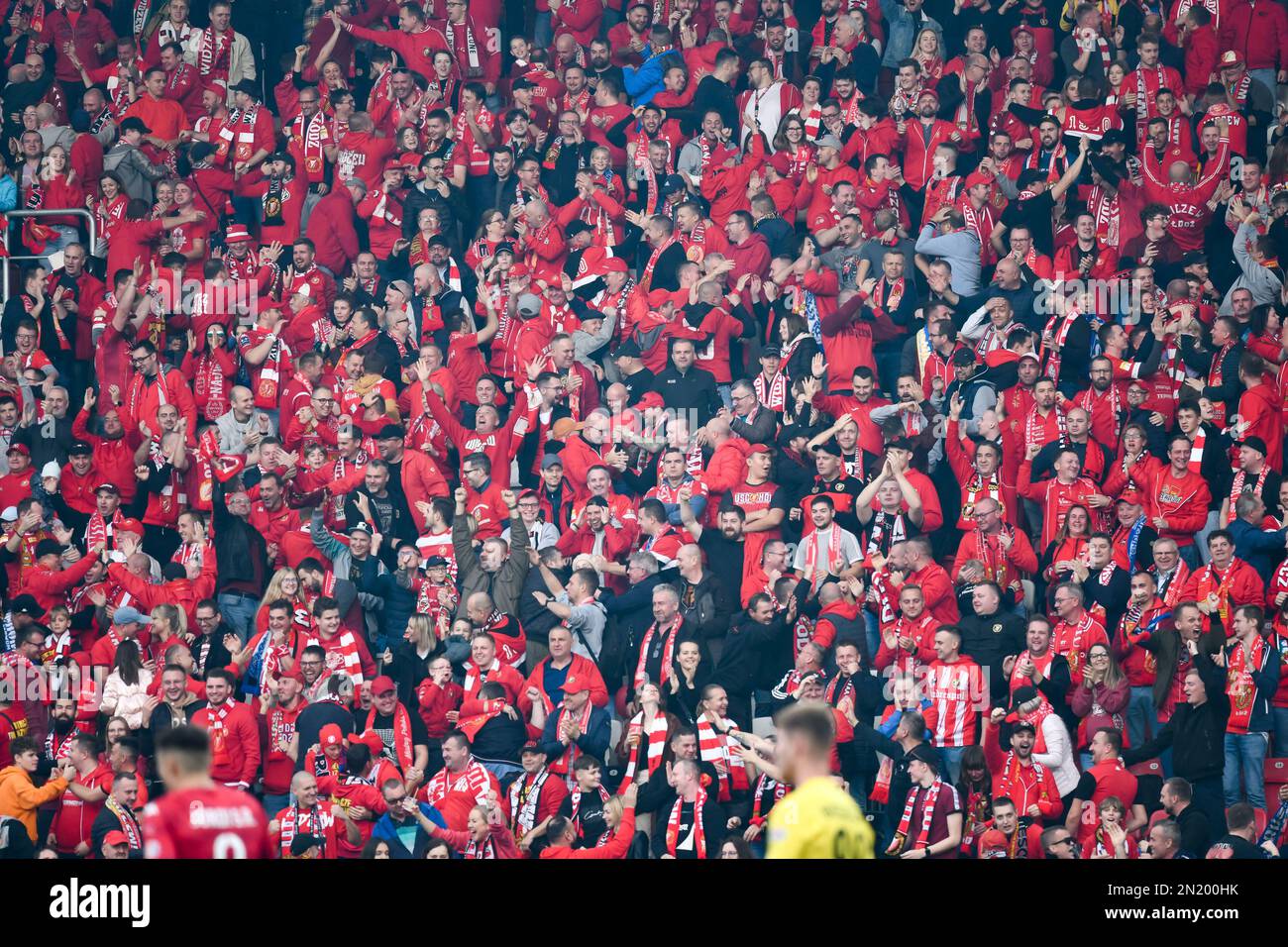 LODZ, POLONIA - 16 OTTOBRE 2022: Partita di calcio polacca PKO Ekstraklasa tra Widzew Lodz vs KGHM Zaglebie Lubin 3:0. Tifosi di gioia di Widzew dopo Foto Stock